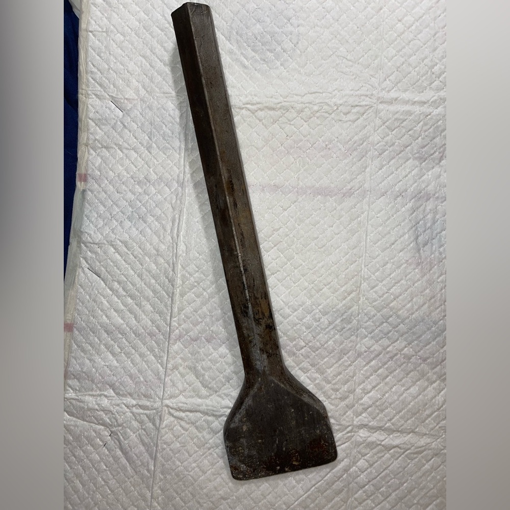 makita 13 inch chisel with 3 inch blade span